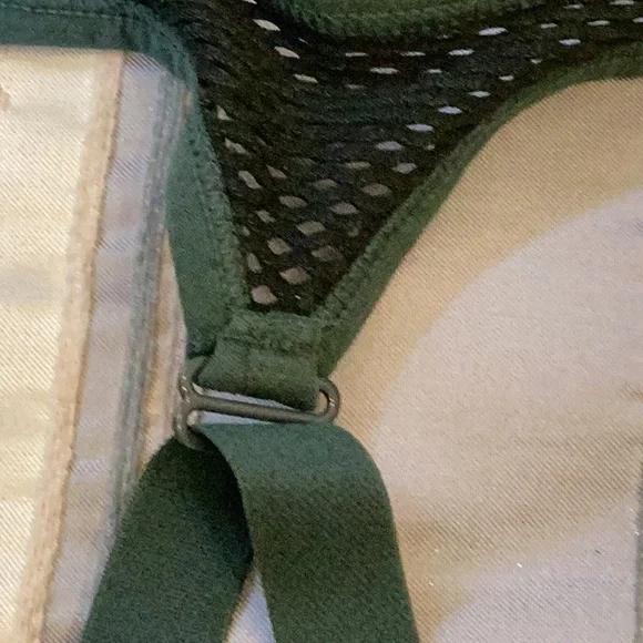 Sold elsewhere Seamless sport bra green color brand new size XL (16-18) - Picture 3 of 9